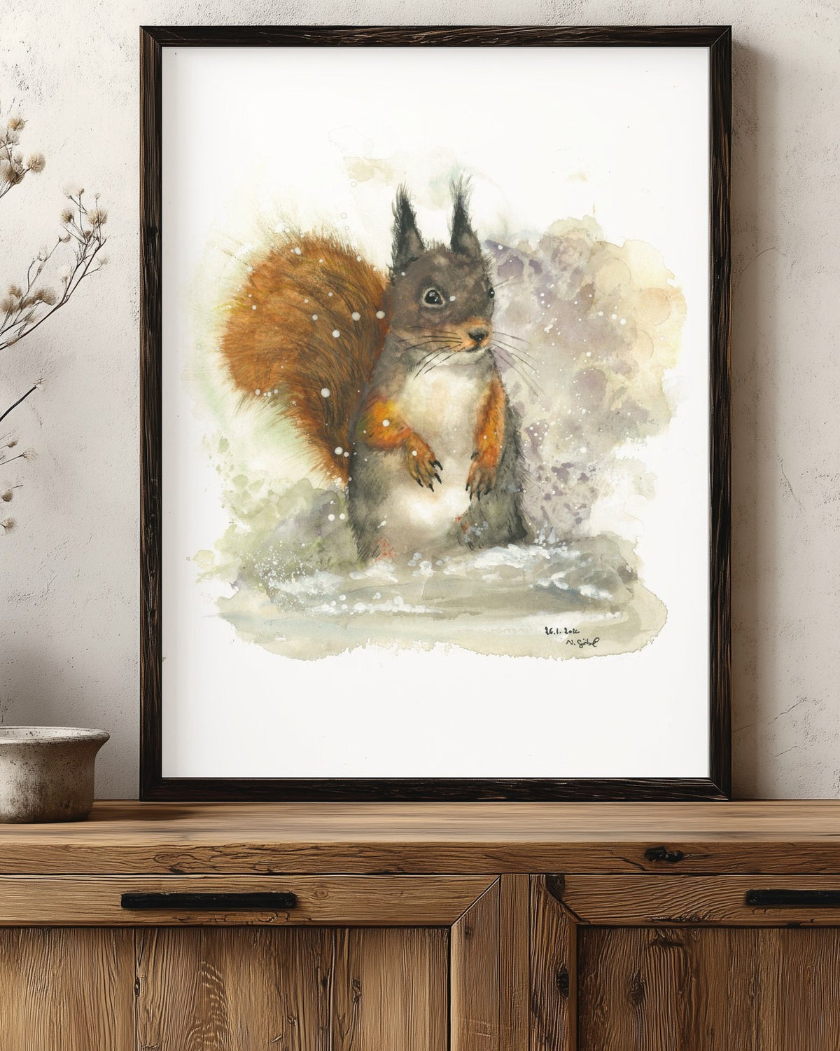 Fine Art Print nach dem Aquarell „Augenblick“ von Nicole Göbel im Rahmen an einer Wand, Raumansicht KI-generiert.