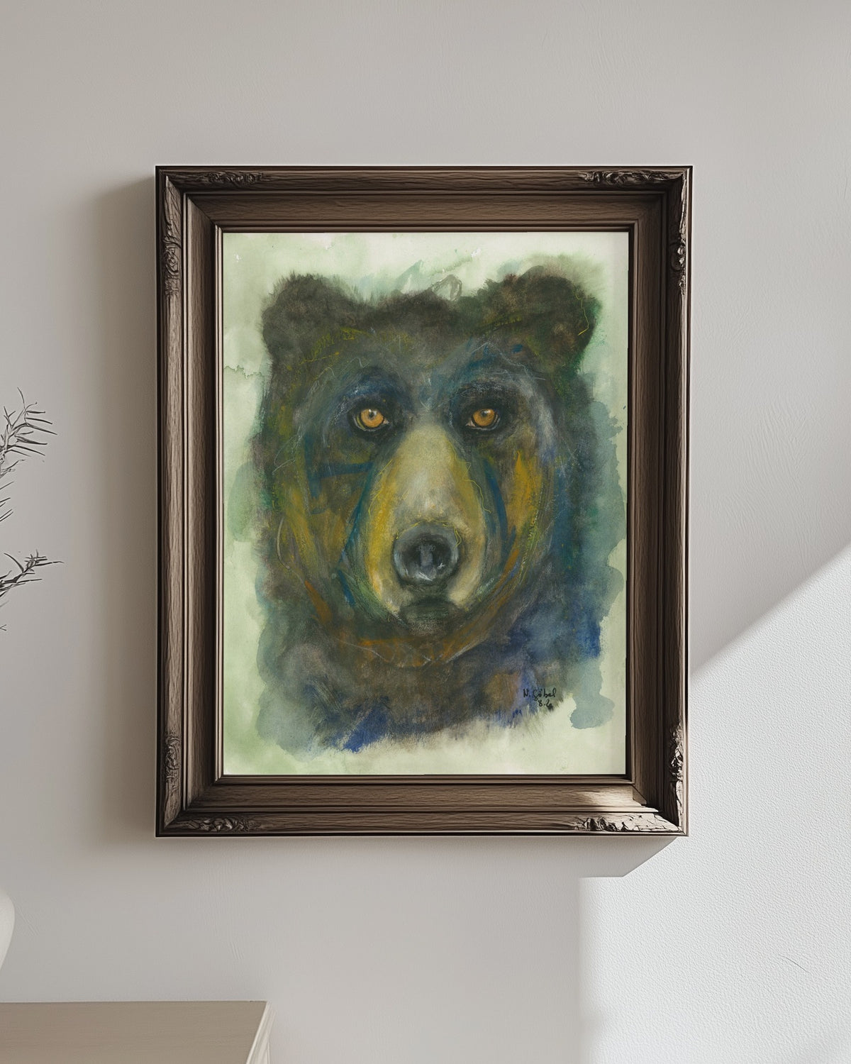 Fine Art Print nach dem Aquarell „Unverstellt“ von Nicole Göbel im Rahmen an einer Wand, Raumansicht KI-generiert