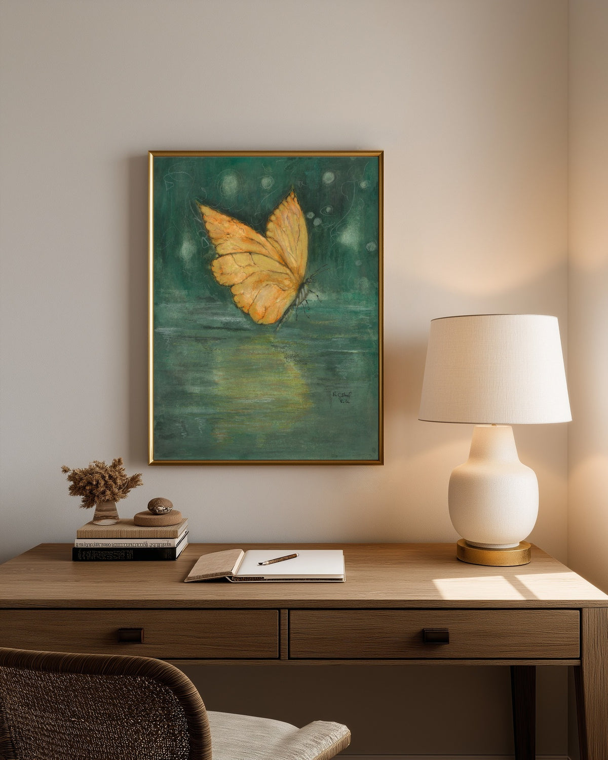 Fine Art Print nach dem Aquarell „Schimmer“ von Nicole Göbel im Rahmen an einer Wand, Raumansicht KI-generiert
