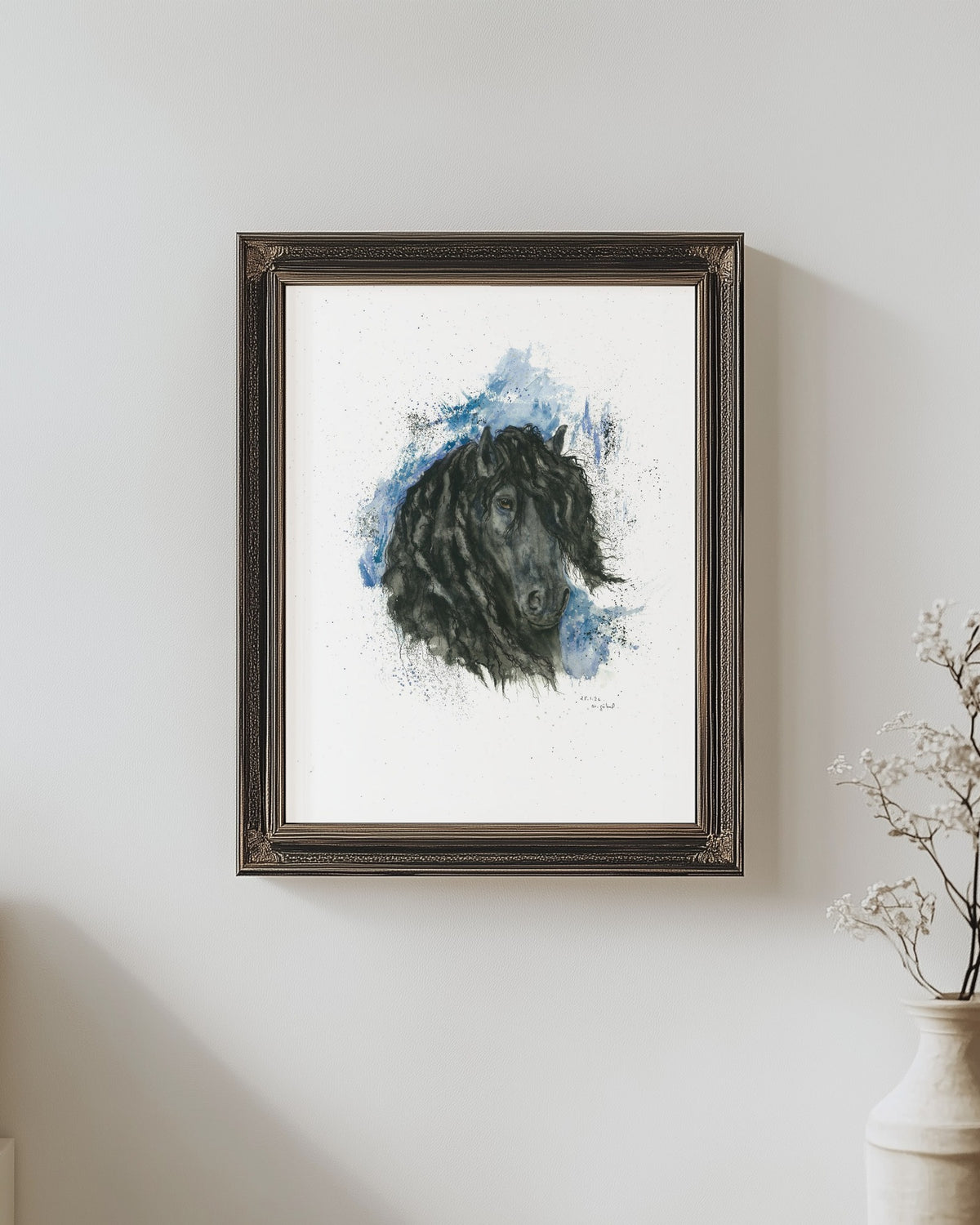 Fine Art Print nach dem Aquarell 
„Würde“ von Nicole Göbel im Rahmen an einer Wand, Raumansicht KI-generiert