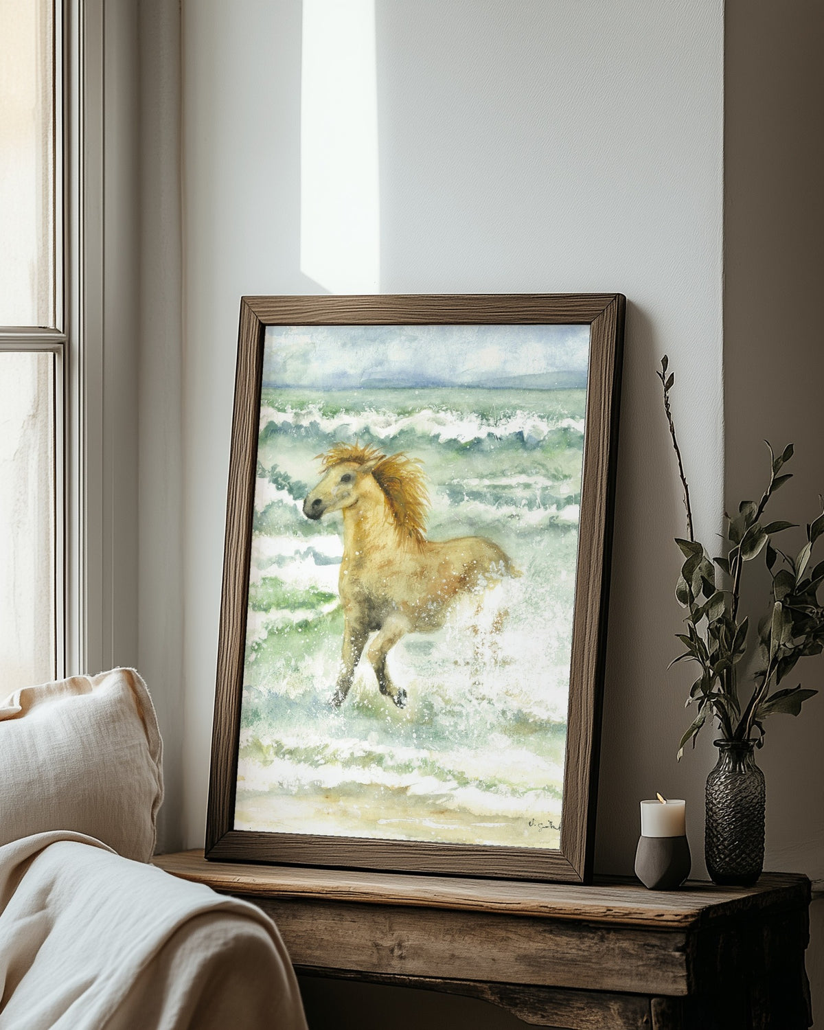 Fine Art Print nach dem Aquarell „Brandung“ von Nicole Göbel im Rahmen an einer Wand, Raumansicht KI-generiert