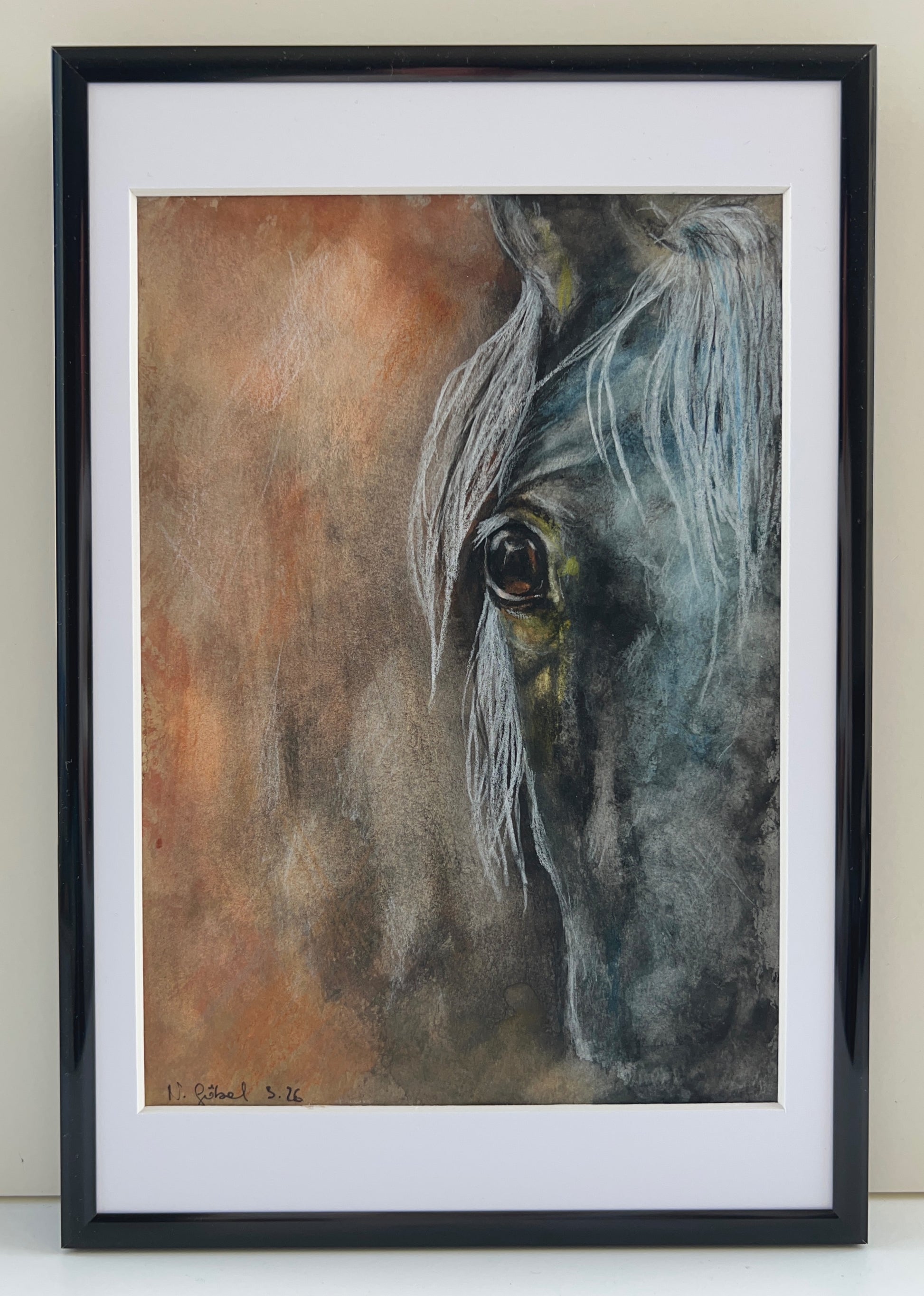 Originalkunst Pferd als Schimmel im Aquarell "Begegnung" von Nicole Göbel im Rahmen.