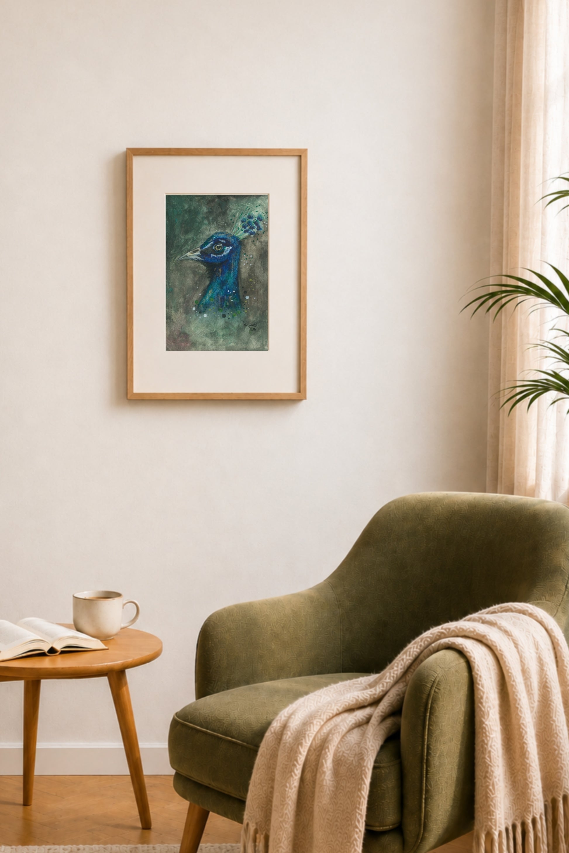 Fine Art Print "Präsenz" mit Pfau von Nicole Göbel als Wandbild im Wohnraum.