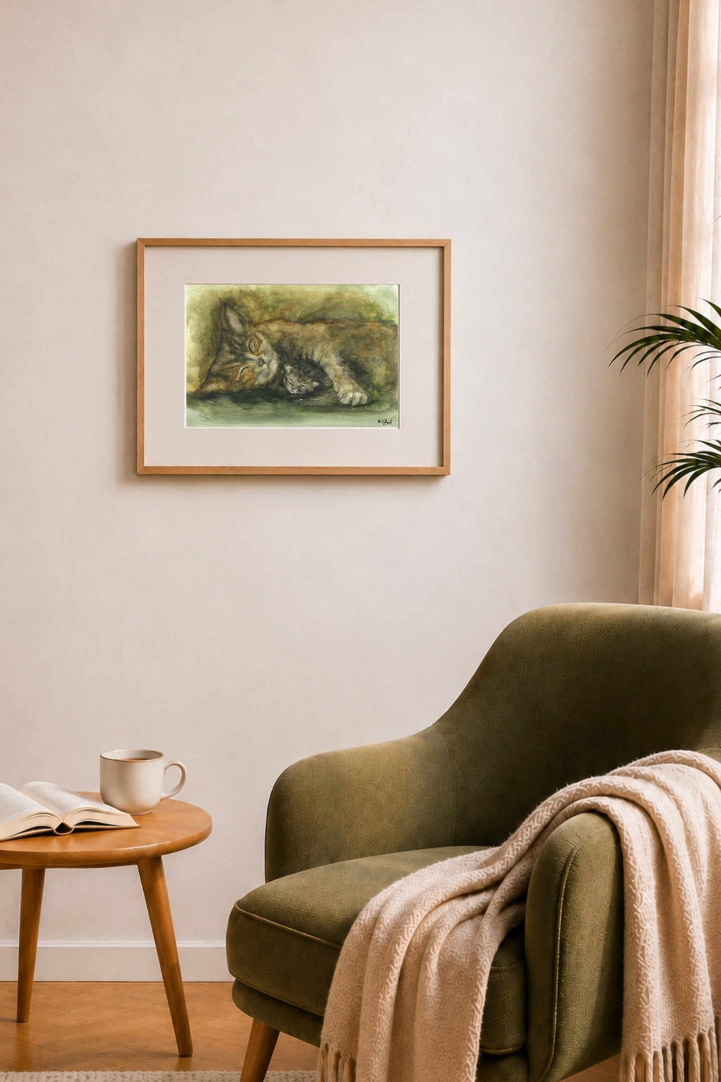 Fine Art Print "Behütet" mit Katzenmutter und Jungtier von Nicole Göbel als Wandbild im Wohnraum.