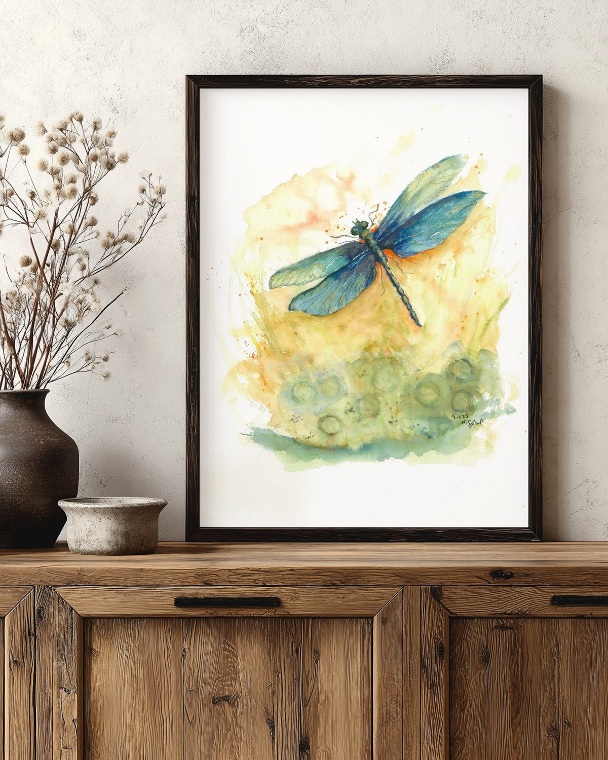 Fine Art Print nach dem Aquarell „Kurswechsel“ von Nicole Göbel im Rahmen an einer Wand, Raumansicht KI-generiert