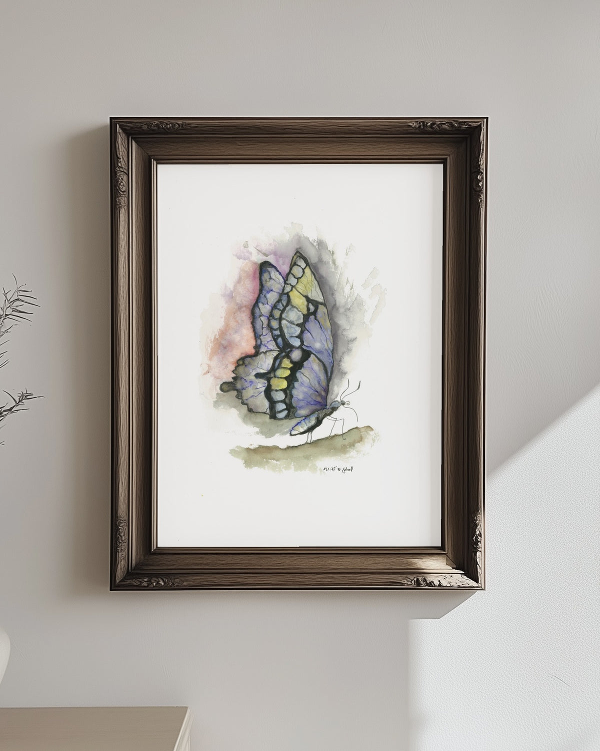 Fine Art Print nach dem Aquarell „Entfaltung“ von Nicole Göbel im Rahmen an einer Wand, Raumansicht KI-generiert