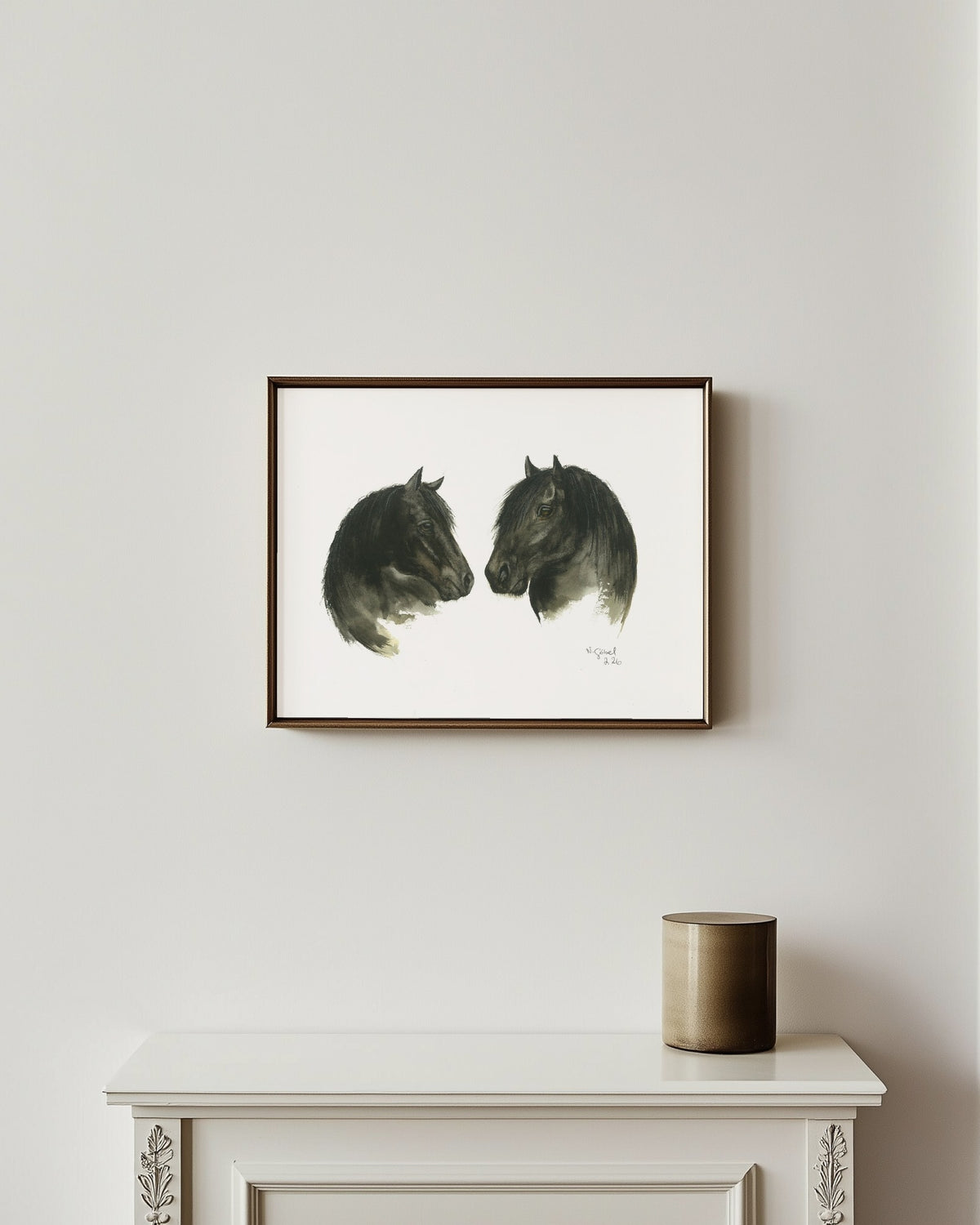 Fine Art Print nach dem Aquarell „Zwiesprache“ von Nicole Göbel im Rahmen an einer Wand, Raumansicht KI-generiert